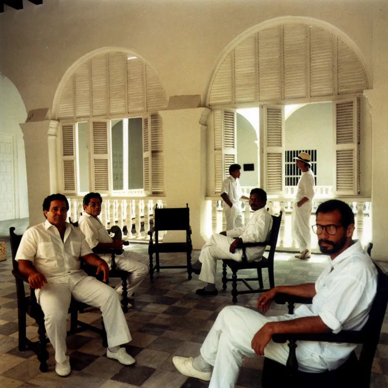 La reunión. / Nunca volvimos a oírle aquella frase hasta después del ciclón cuando proclamó una nueva amnistía para los presos políticos y autorizó el regreso de todos los desterrados salvo los hombres de letras, por supuesto, ésos nunca, dijo, tienen fiebre en los cañones como los gallos finos cuando están emplumando de modo que no sirven para nada sino cuando sirven para algo, dijo, son peores que los políticos, peores que los curas, imagínense, pero que vengan los demás sin distinción de color para que la reconstrucción de la patria sea una empresa de todos. / El otoño del patriarca Hannes Wallrafen