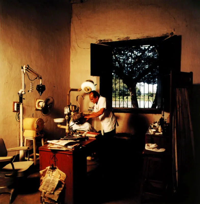 El dentista. / Desde entonces tuvo copias de dientes en todas partes, en distintos lugares de la casa, en la gaveta del escritorio, y una en cada uno de los tres buques de la empresa. Además, cuando comía fuera de casa solía llevar otra de repuesto en el bolsillo dentro de una cajita de pastillas para la tos, porque una se le había quebrado tratando de comerse un chicharrón en un almuerzo campestre. Temiendo que el sobrino fuera víctima de sobresaltos similares, el tío León XII le ordenó al doctor Adonay que le hiciera de una vez dos dentaduras una de materiales baratos, para uso diario en la oficina, y otra para los domingos y días feriados, con una chispa de oro en la muela de la sonrisa, que le imprimiera un toque adicional de verdad. / El amor en los tiempos del cólera Hannes Wallrafen