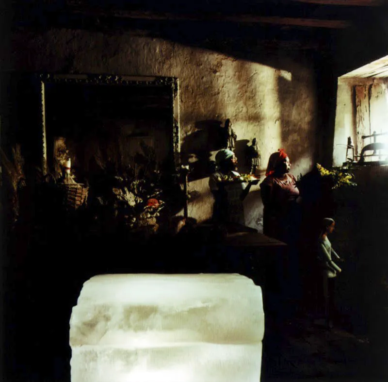 El hielo. / Al ser destapado por el gigante, el cofre dejó escapar un aliento glacial. Dentro sólo había un enorme bloque transparente, con infinitas agujas internas en las cuales se despedazaba en estrellas de colores la claridad del crepúsculo. Desconcertado, sabiendo que los niños esperaban una explicación inmediata, José Arcadio Buendía se atrevió a murmurar<br>Es el diamante más grande del mundo.<br>No corrigió el gitano. Es hielo. / Cien años de soledad. Hannes Wallrafen