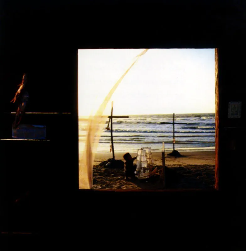 La playa. / ... y entonces se hizo la luz, y ya no fue más la madrugada de marzo sino el mediodía de un miércoles radiante, y él pudo darse el gusto de ver a los incrédulos contemplando con la boca abierta el trasatlántico más grande de este mundo y del otro encallado frente a la iglesia, más blanco que todo, veinte veces más alto que la torre, como noventa y siete veces más largo que el pueblo, con el nombre grabado en letras de hierro, halalcsillag, y todavía chorreando por sus flancos las aguas antiguas y lánguidas de los mares de la muerte. / El último viaje del buque fantasma. Hannes Wallrafen