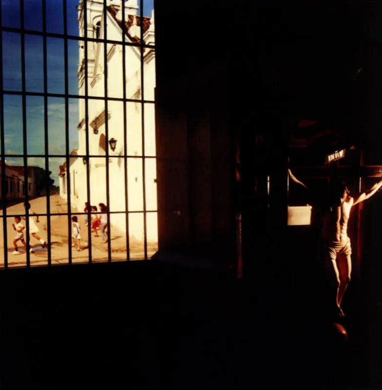 La ventana / Luego, en otro tono, aadi “Por lo pronto, no quiero llegar a viejo al frente de ninguna parroquia. No quiero que me pase lo que al manso Antonio Isabel del Santsimo Sacramento del Altar Castaeda y Montero, quien inform al Obispo que en su parroquia estaba cayendo una lluvia de pjaros muertos. El investigador enviado por el Obispo lo encontr en la plaza del pueblo, jugando con los nios a bandidos y policas”.<br>Las damas expresaron su perplejidad.<br>—Quin era<br>—El prroco que me sucedi en Macondo —dijo el padre ngel— . Tena cien aos. / La mala hora Hannes Wallrafen