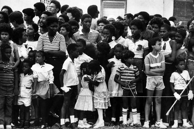 San Andrés. Niños impacientes antes de un desfile el 20 de Julio. Hernán Díaz