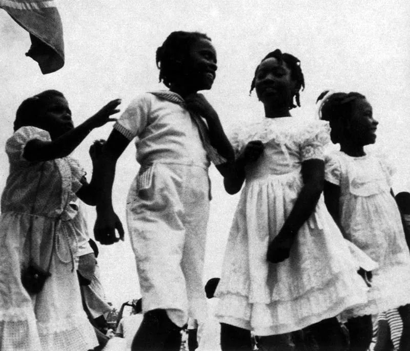 San Andrés. Vestidos blancos en una fiesta campestre de Hophie. Hernán Díaz