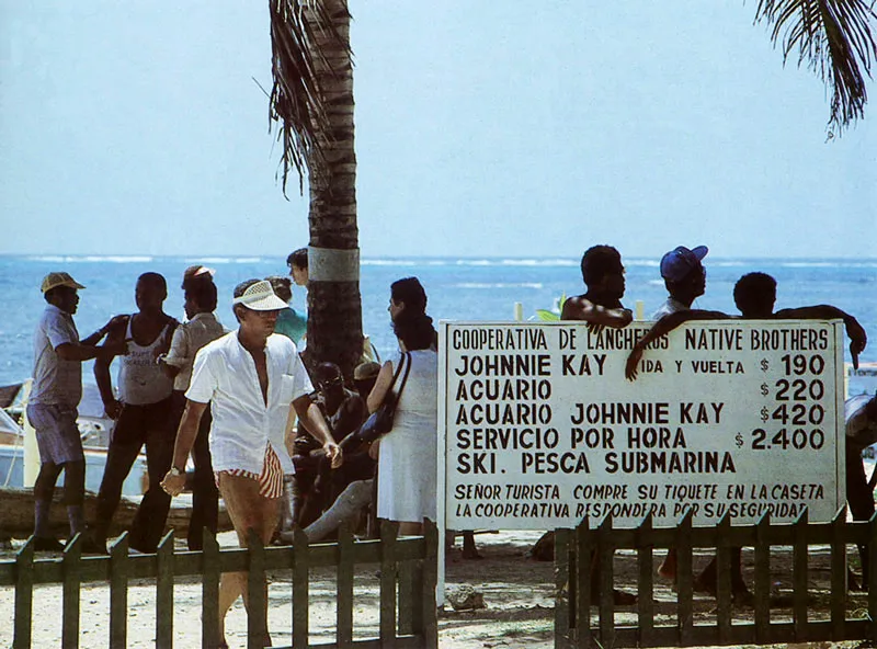 San Andrés. Los Native Brothers y la oficina sobre la arena en puerto libre. Hernán Díaz