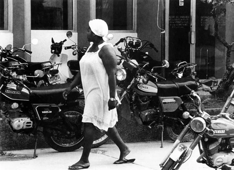 San Andrés. Isleña en selva de motocicletas. Hernán Díaz