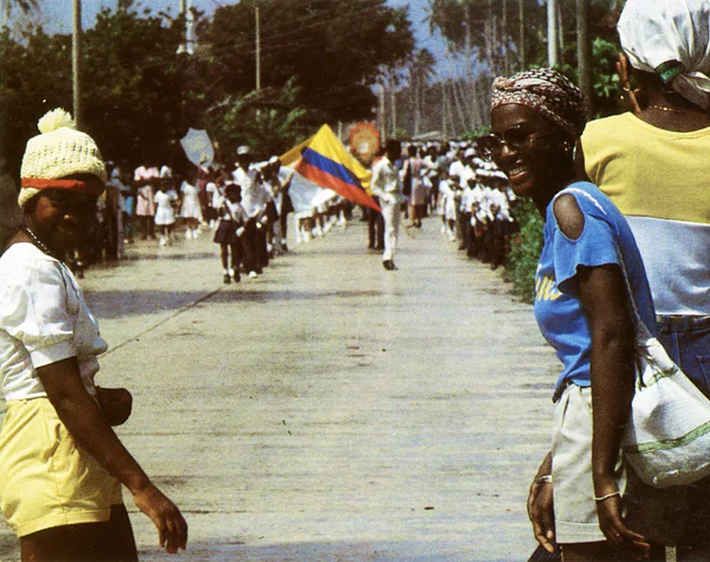San Andrés. Viene un desfile un 7 de Agosto
Por el Sound Bay Road. Hernán Díaz