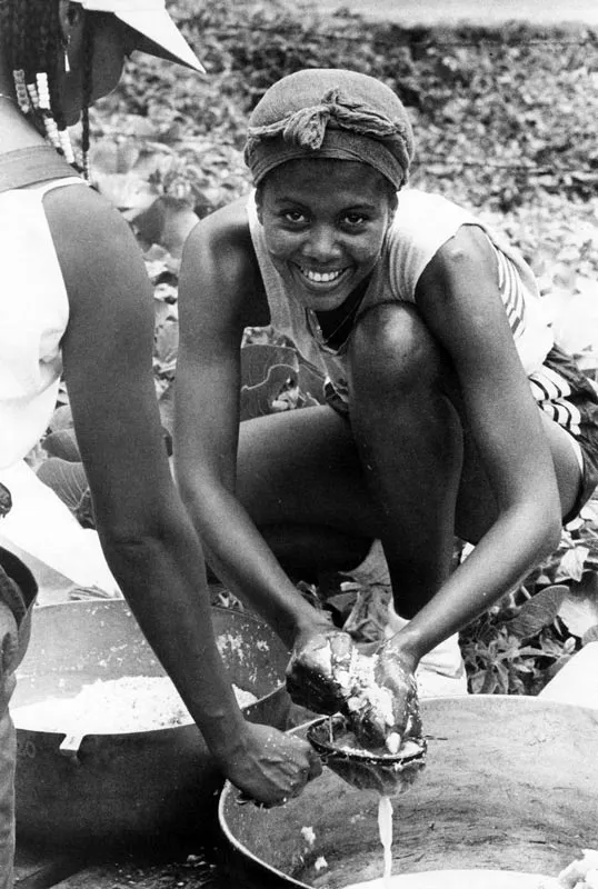 San Andrés. Pulpa de coco para el “rondón” en Elcy Bar. Hernán Díaz