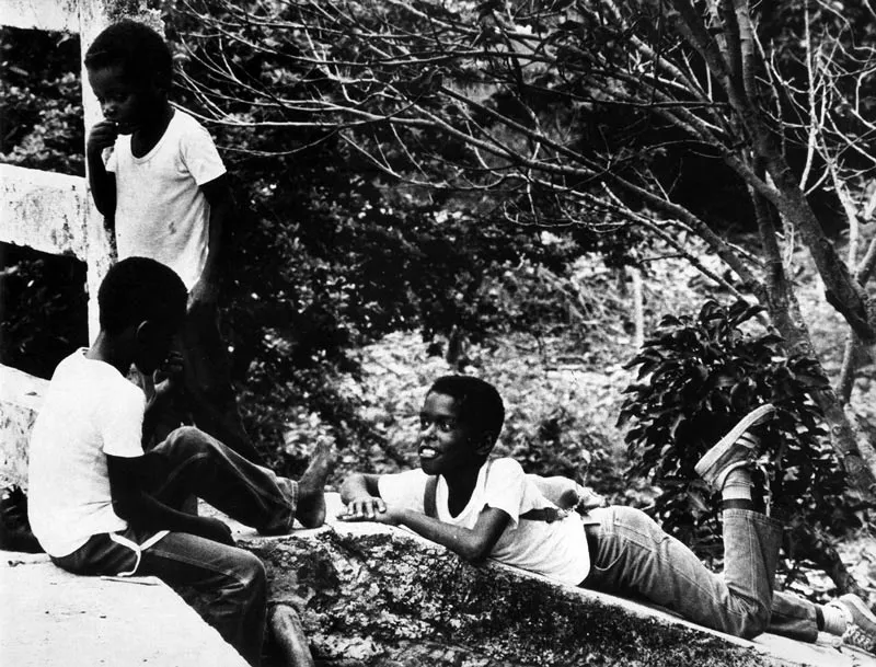 Providencia. Una pausa en el camino después de la escuela. Escuela en Manchineal Bay. Hernán Díaz