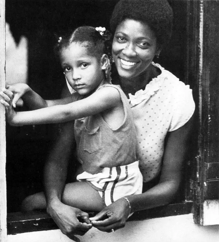 Providencia. Una bella y su hija en la ventana. Hernán Díaz