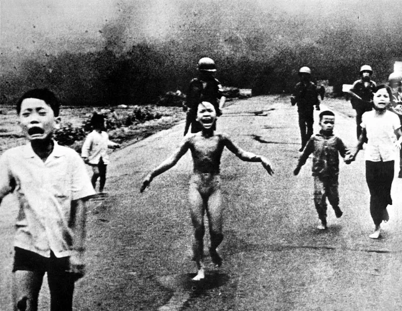 En la carretera que une a Trang Bang, en poder del Vietcong, con Saign, Vietnam del Sur, llueve fuego de Napalm sobre los civiles que procuran escapar al horror de la guerra.  (Nick Ut, 1972). 