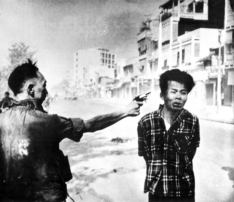 El general Nguyen Ngoc Loan, jefe de la polica nacional de Vietnam del Sur, ajusticia a un prisionero Vietcong en plena calle.  (Eddie Adams, 1968). 