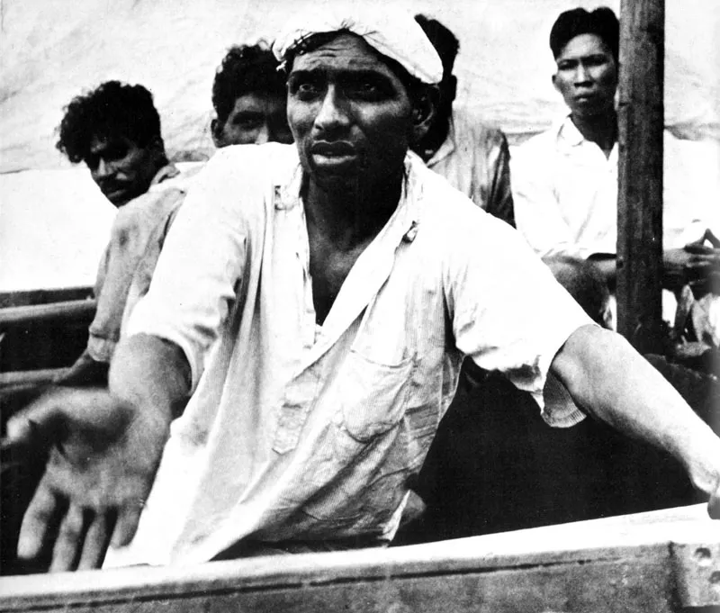 Un marinero hindú pide un poco de agua; muchos morirán de sed en esos días en que Japón ha desatado la guerra en aguas del Pacífico. (Frank Noel, 1942).