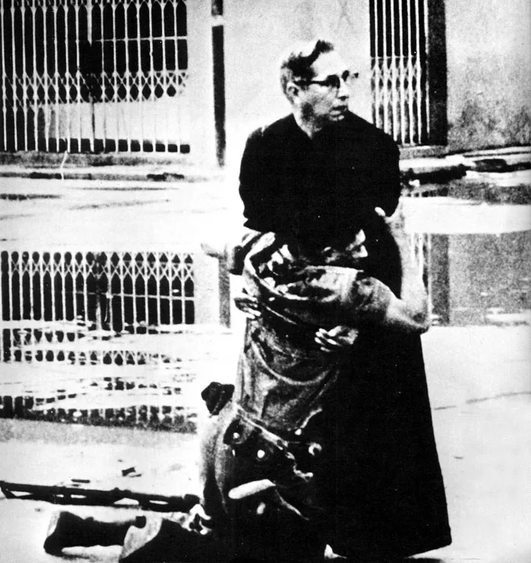 Rebelión en Puerto Cabello, Venezuela; los marineros se toman la base y hay un tiroteo con los civiles. Un soldado muere en brazos de un sacerdote. (Héctor Rondón, 1962).