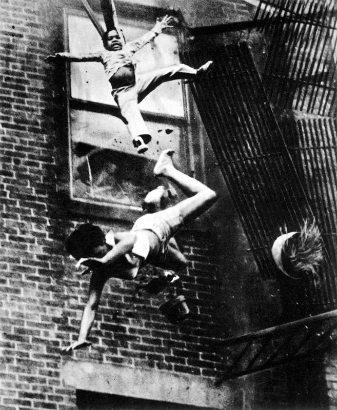 Un edificio se incendia en Boston; el fotografo corre al patio trasero y descubre los esfuerzos intiles de un bombero por rescatar a una muchacha y una nia. Ambas caen al vaco; la muchacha muere. (Stanley Forman, 1975). 