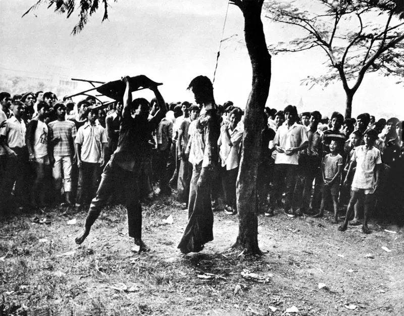Estudiantes derechistas en una ciudad de Tahilandia emprenden una jornada de sangre contra lo comunistas; bala, horca, sillas, palos... (Neal Ulevich, 1976).