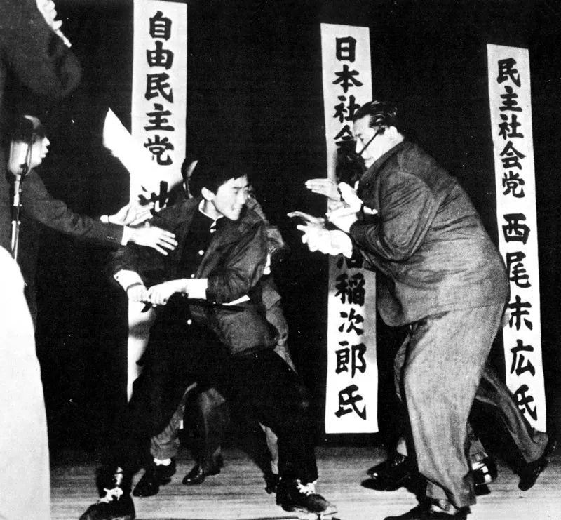 Asesinato del lder socialista japons Lejiro Asanuma, a manos de un joven de extrema derecha. (Yasushi Nagao, 1960). 