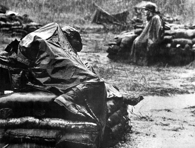 Das de lluvia en Vietnam. Una escena que simboliza la guerra del Sudeste Asitico. (Toshio Sakai, 1976). 