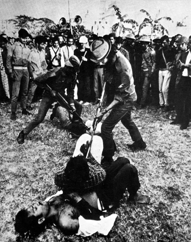 Durante al guerra civil en Blangadesh, cuatro prisioneros son torturados por espacio de varias horas y luego muerto s a bayoneta ante cinci mil espectadores.
(Horst Faas y Michael Laurent, 1971).