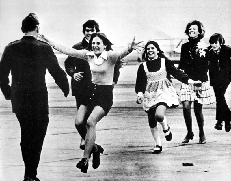Después de cinco años como prisionero en los campos de concentración de Vietnam del Norte, el teniente Roberto Sirm regresa a los brazos de su familia en California. (Sal Veder, 1973)