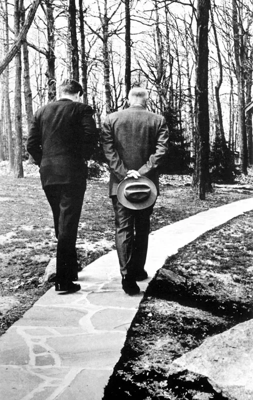 Cambio de generación y de partido en la presidencia de Estados Unidos. Eisenhower aconseja a John F. Kennedy tras el fracaso de Bahía Cochinos.
(Paul Bathis 1961).
