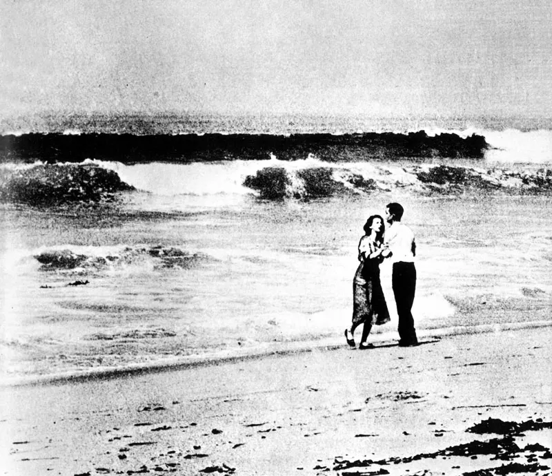 Tragedia en la playa: unos segundos antes, el beb de esta pareja jugaba en la arena. Una ola lo desaparece para siempre. (Jack Gaunt, 1954). 