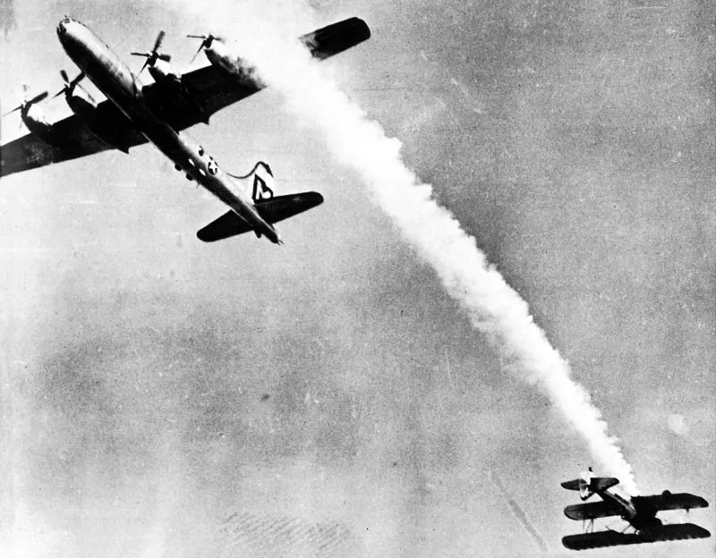 Ni un bombardeo, ni un accidente; los dos aviones estuvieron a dos metros de distancia en una revista aérea en OaMand (EE.UU), pero no ocurrió nada.
(Bill Croch, 1949).