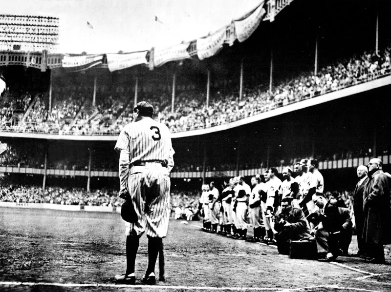 La despedida de una superestrella, Babe Ruth. El estadio le rinde tributo. Un fotógrafo se ubica en el único lugar que nadie pensó y logra esta gráfica legendaria. (Nat Fein, 1948).