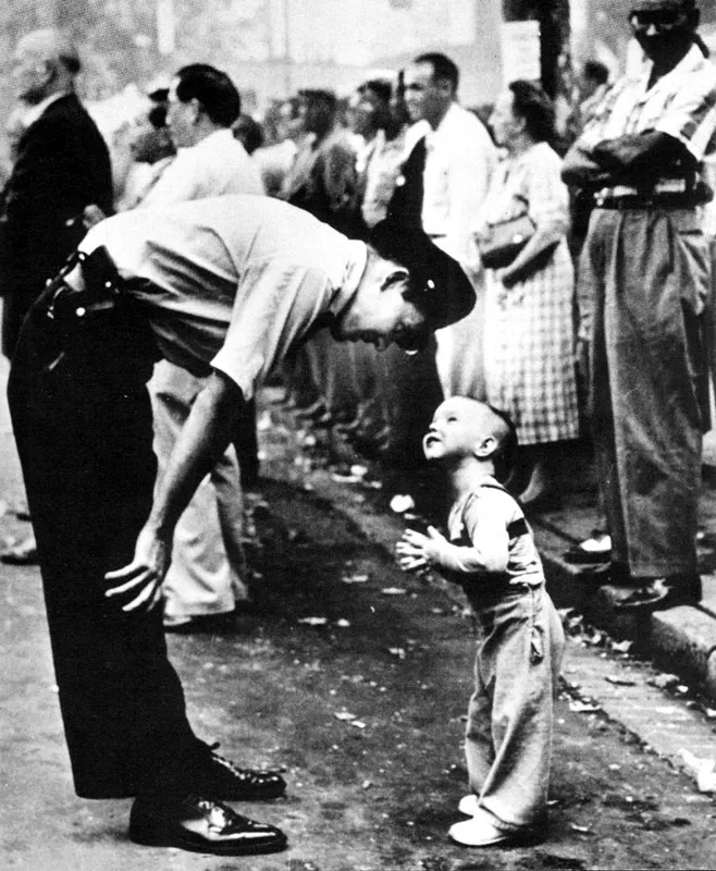 Son tiempos de optimismo y la foto lo refleja. Ha sido tomada en el da del Carnaval Chino en Washington. Es la foto que mayor nmero de cartas suscit a los lectores de Washington Daily News.
(billi Beall, 1975) 