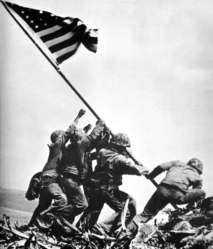 una fotografía que se convirtió en símbolo y en estatua; la tomo del monte Iwo Jima, luego de 72 días de batalla sangrienta. (Joe Rosenthal, 1944).