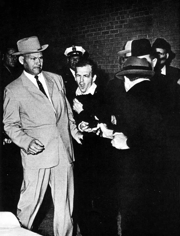 Cuando era trasladado a un lugar de mayor seguridad al día siguiente de asesinar al Presidente Kennedy, Lee Harvey Oswald es baleado por Jack Ruby.
(Bob Jackson, 1963).