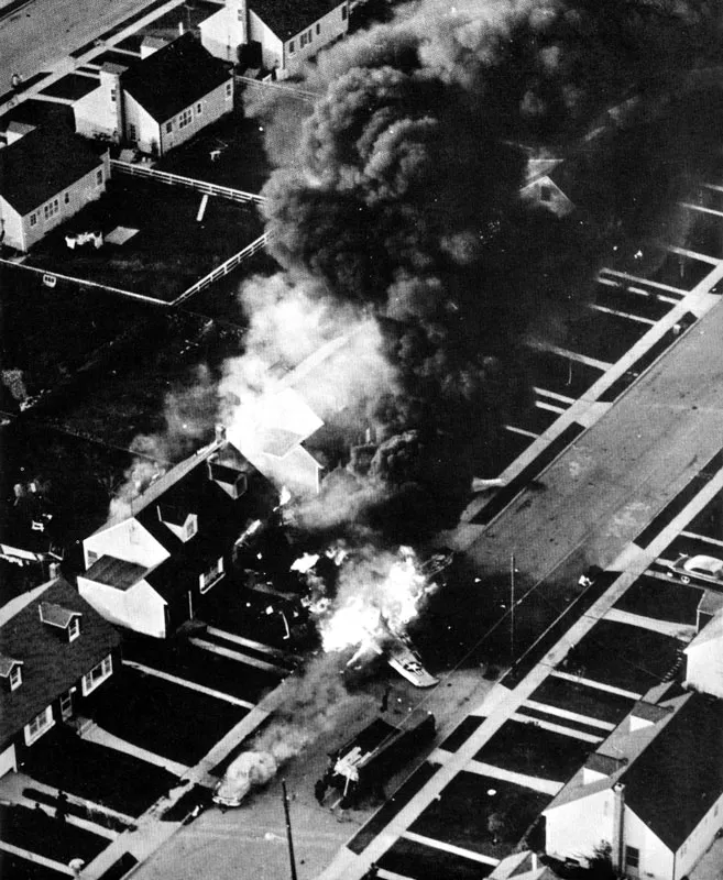 Un fotgrafo en vuelo capta segundos despus de que se produzca el accidente de un B26 en un suburbio de Meadows. Perecen dos pilotos. 
(George Mattson, 1955). 