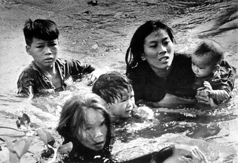 Una madre vietnamita y sus cuatro hijos tratan de pasar angustiosamente un río.
(Kyoichi Sawada, 1965).
