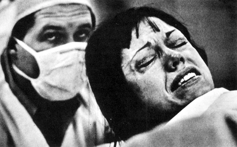 El instante de nacimiento por métodos naturales: la madre presencia el parto en un hospital de Kansas.
(Brían Lanker, 1972).