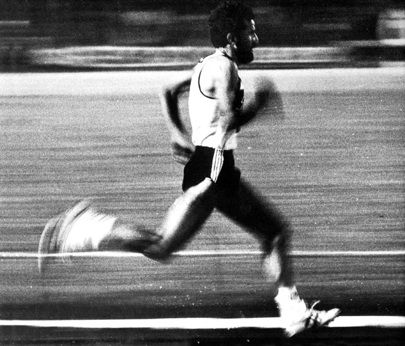 Domingo Tibaduiza gana los 5.000 metros en El Campín. (Jorge Parga S., 1983)