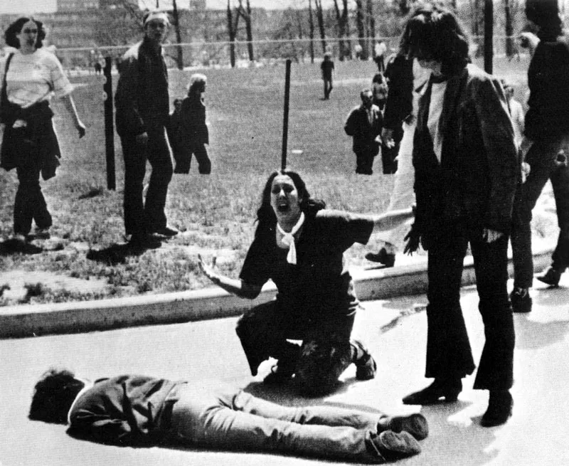 Son las épocas de protestas estudiantiles contra la guerra de Vietnam en Estados Unidos; la Guardia Nacional dispara contra un grupo de jóvenes en la Universidad de KentState: cuatro mueren y cinco quedan heridos.
(John Filo, 1970).