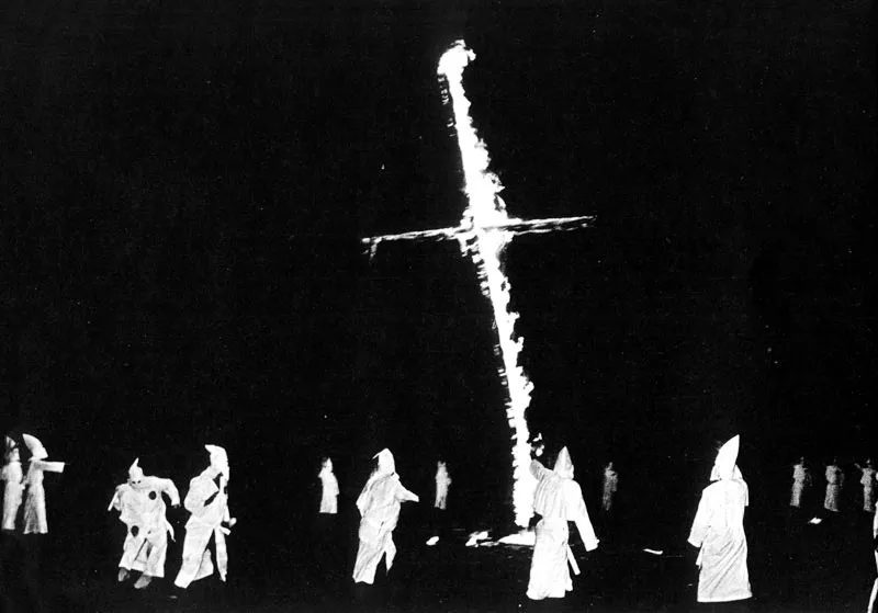 Ceremonia del Klu Klux Klan en Kentucky, parte de una serie de 75 fotos sobre el problema racial publicada por el Louis
ville Times. (Varios, 1975).