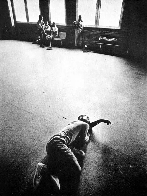 El fotógrafo que visitó esta institución oficial para retardados en Chicagos confiesa que durante los primeros 90 minutos no pudo disparar la cámara, paralizado por el horror que veía a su lado. No parecían seres humanos.
(Jack Dykinga, 1970)