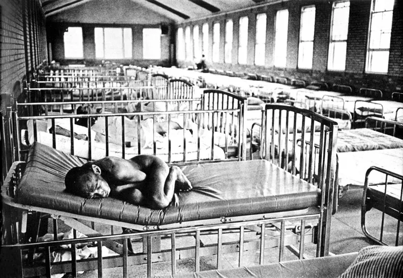El fotógrafo que visitó esta institución oficial para retardados en Chicagos confiesa que durante los primeros 90 minutos no pudo disparar la cámara, paralizado por el horror que veía a su lado. No parecían seres humanos.
(Jack Dykinga, 1970)