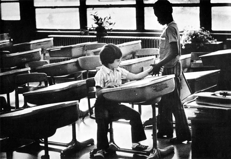 Integración escolar en Kentucky parte de una serie de 75 fotos sobre el problema racial publicado por Louisville Times.
(Varios, 1975).