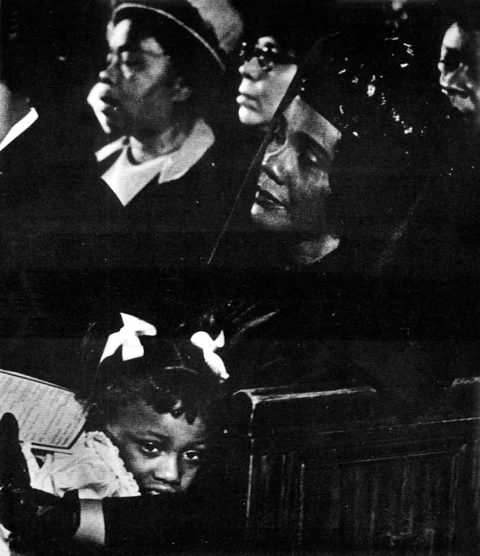 La viuda y la hija de Martin King asisten a los funerales del líder negro asesinado en Memphis.
(Moneta Sleet, 1968).