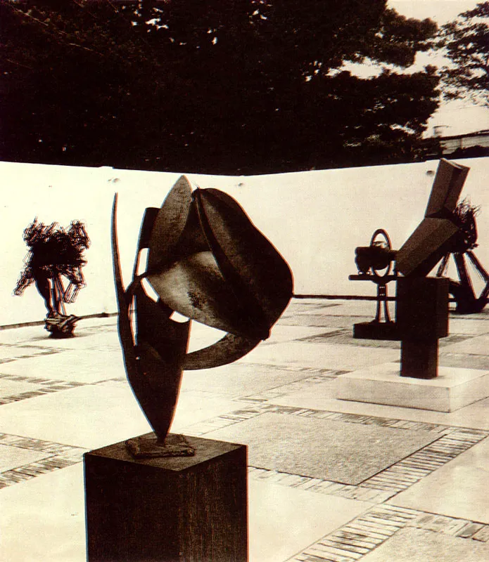 Patio de Esculturas de la sede del Museo de Arte Moderno de Bogot en la ciudad Universitaria, con obras de Feliza Bursztyn y Maruja Surez entre otras. 