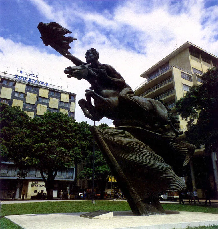 RODRIGO ARENAS BETANCUR Bolívar desnudo. 1956-63. Bronce. Plaza de Bolívar, Pereira.