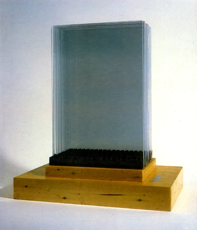 BERNARDO SALCEDO
Atmósfera en el atlántico. 1984.
Acero templado, vidrio y madera. 30 x 19 x 45 cm.
Colección Museo de Arte Moderno de Bogotá.