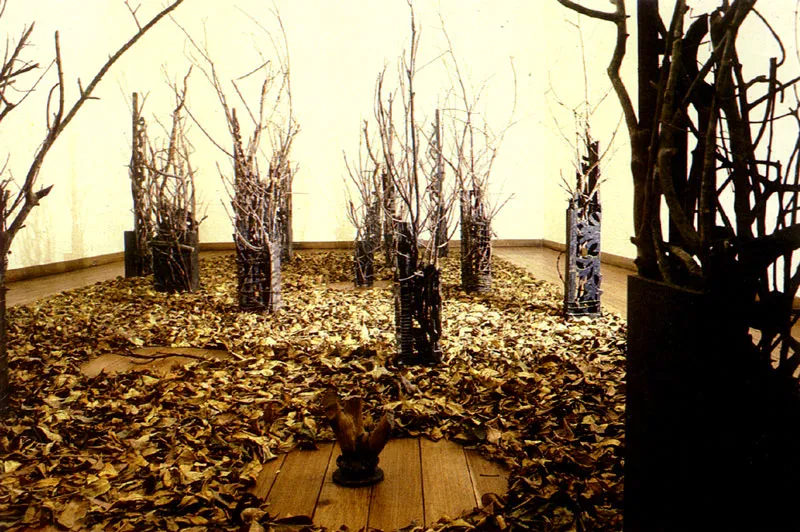 RAMIRO GOMEZ
Verano. 1980.
Hojas y ramas secas, madera, vidrios y clavos.
Instalación Galería Garcés Velásquez, Bogotá.