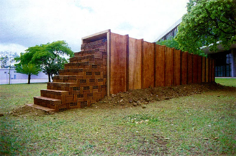 SARA MODIANO
Construccin. 1981.
Ladrillo y madera. XVI Bienal de Sao Paulo. 