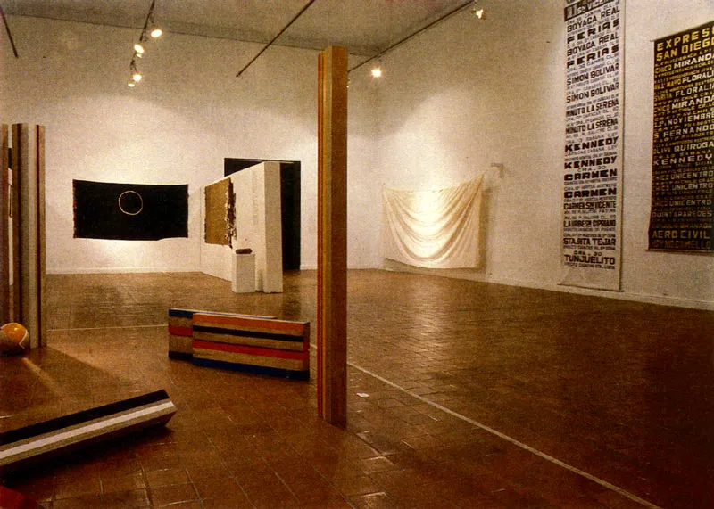 Vista parcial del VII Salón Atenas, 1981, donde aparecen las obras de Mónica Negret, Julián Posada, Rosemberg Sandoval y Pedro Ramos.