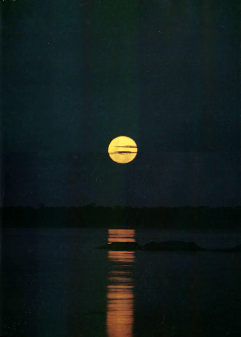 Luna llena sobre el río Caquetá al caer la noche en el verano.