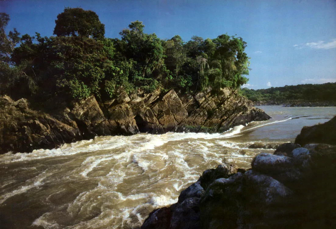 Raudal de Crdoba, ro Caquet, en "El Embudo", su parte ms estrecha. Sitio ideal para la pesca durante la subienda. Los raudales son fronteras para algunas especies acuticas y han definido lmites al poblamiento humano en ciertos territorios amaznicos. 