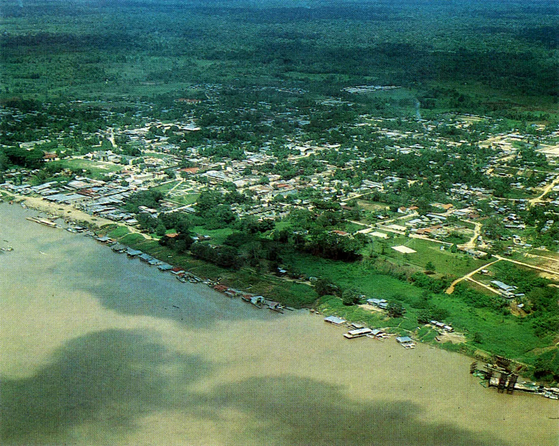Leticia, principal puerto colombiano sobre el Amazonas. Se halla a 90 metros de altura sobre el nivel del mar y a 3.34O kilómetros de la desembocadura del río en el Océano Atlántico.