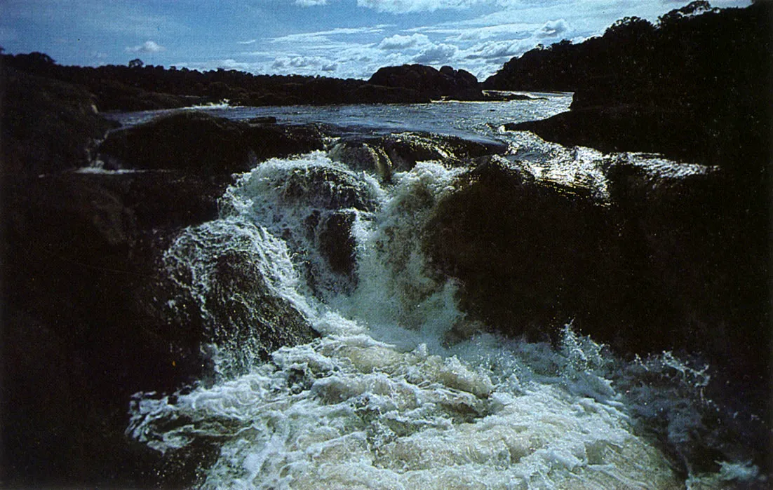 Raudal de La Libertad, en el río Apaporis. Frontera biogeográfica que constituye hoy punto de partida hacia la Serranía del Taraira, donde recientemen te se han descubierto minas de oro.